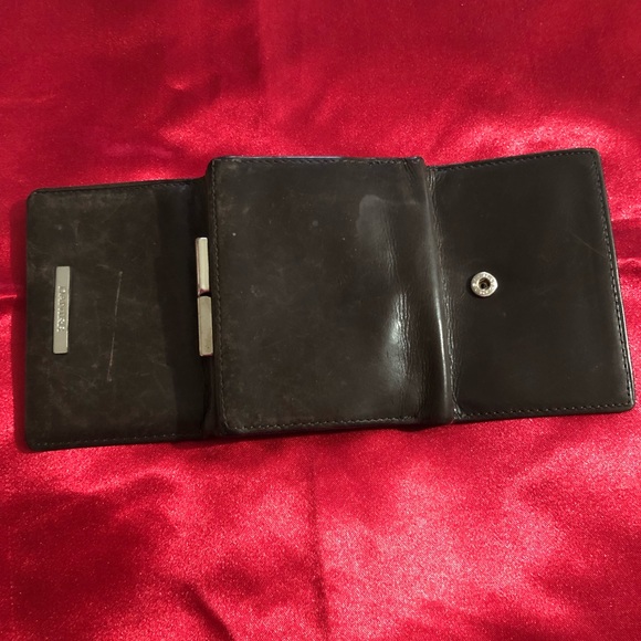 Small wallet satisfying condition - Picture 2 of 3